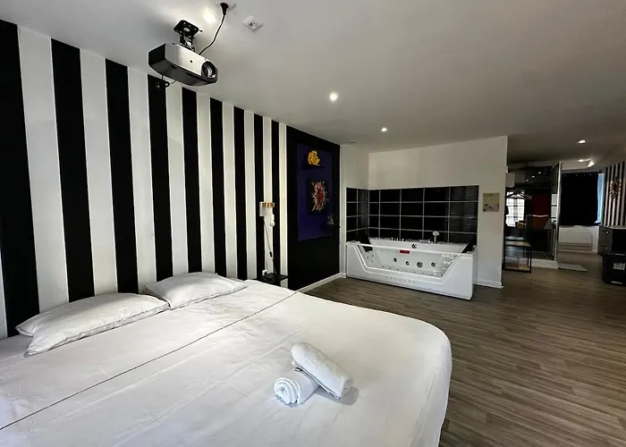 Design #6#- Jacuzzi Et Netflix-self Check-in Appartement Roubaix